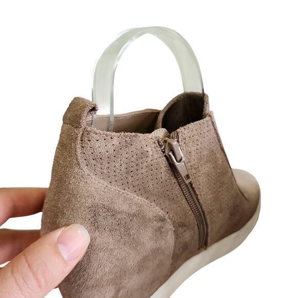 Steve Madden Womens Wavery Wedge Sneakers Size 8.5 Tan Perforated Suede Sporty - Picture 8 of 12